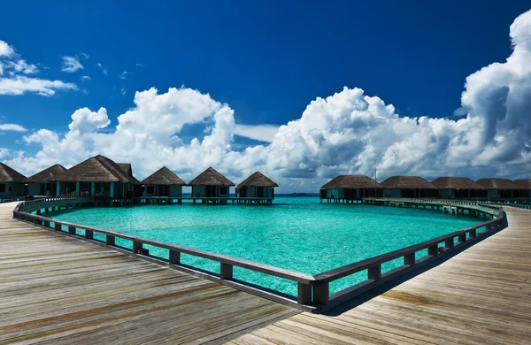 Strand met water bungalows — Stockfoto