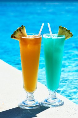 kokteyller Yüzme Havuzu yakınlarında