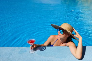 cosmopolitan kokteyl ile havuz başı, kadın