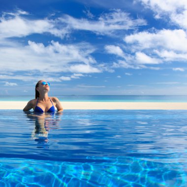 havuz kenarında kadın