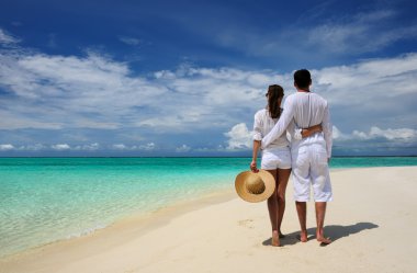 Maldivler bir plajda couple