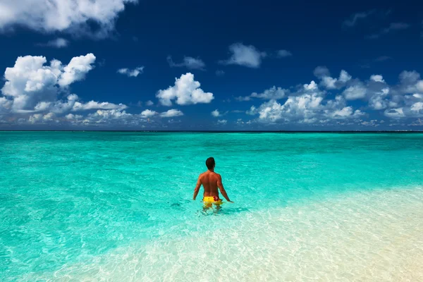 Man at tropical beach — Stock Photo, Image