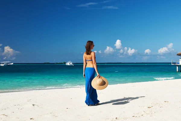 Mulher na praia — Fotografia de Stock