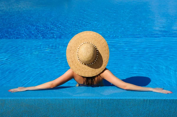 Frau am Pool — Stockfoto