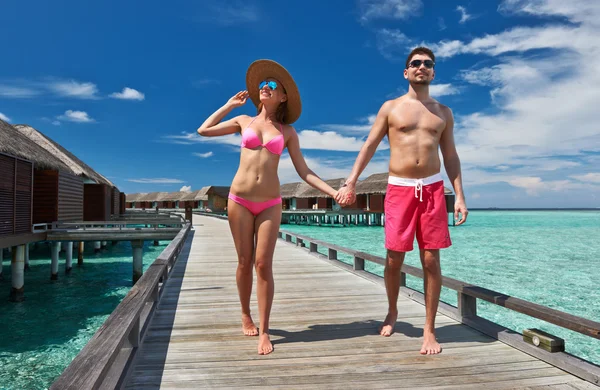 Pareja en un muelle de playa en Maldivas —  Fotos de Stock