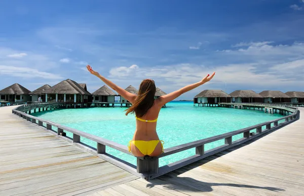 Femme sur une jetée de plage aux Maldives — Photo