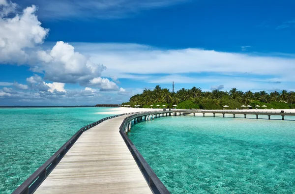 Schöner Strand mit Steg — Stockfoto