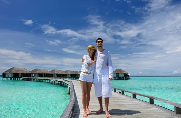 Pareja en un muelle de playa en Maldivas —  Fotos de Stock