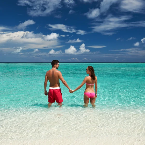 Casal em uma praia em Maldivas — Fotografia de Stock