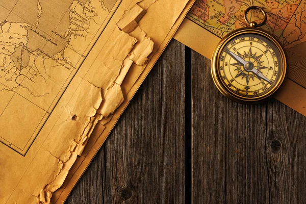 Античный компас над старой картой — стоковое фото