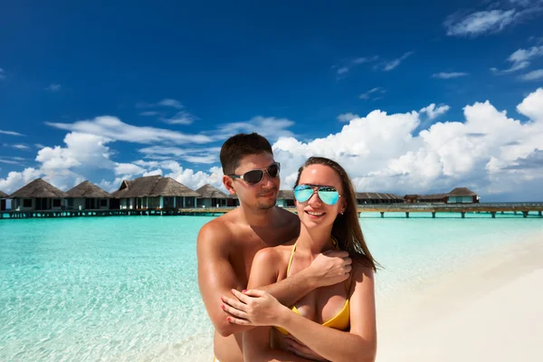 Casal em uma praia em Maldivas — Fotografia de Stock