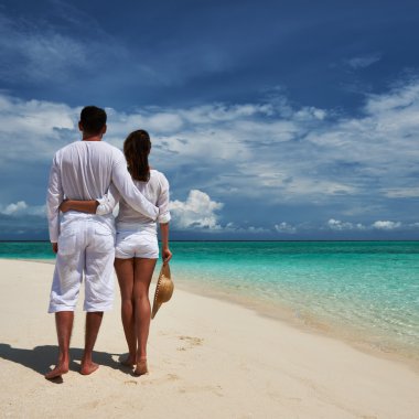 Maldivler bir plajda couple