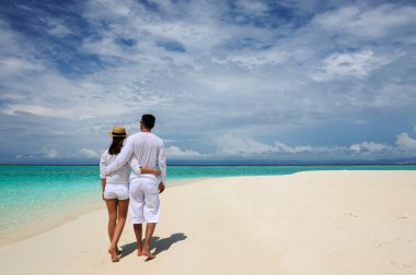 Maldivler bir plajda couple