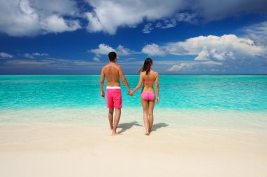 Maldivler bir plajda couple