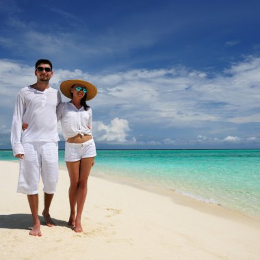 Maldivler bir plajda couple