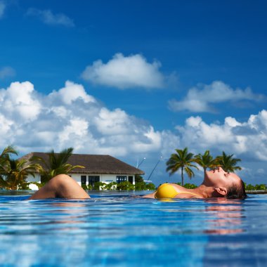 havuz kenarında kadın