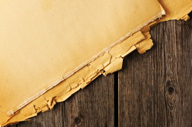 Kağıt arka plan üzerinde yırtık eski