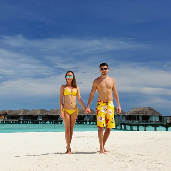 Casal em uma praia em Maldivas — Fotografia de Stock