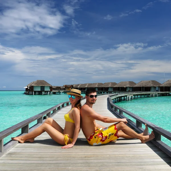 Koppel op een strand op de Malediven — Stockfoto