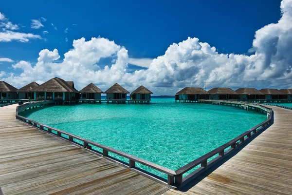 Bella spiaggia con bungalow d'acqua — Foto Stock