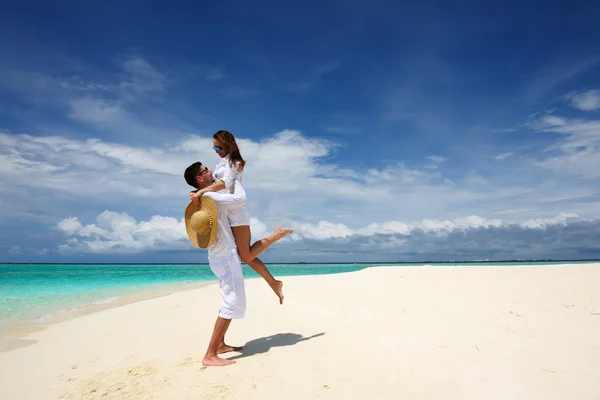 情侣在马尔代夫的海滩上 — 图库照片