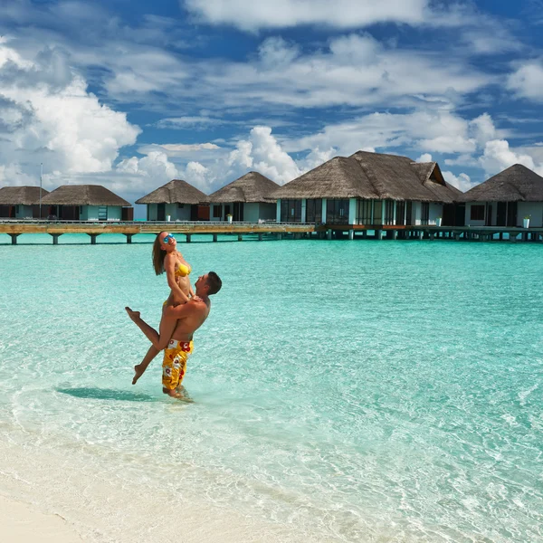 Maldivler bir plajda couple — Stok fotoğraf