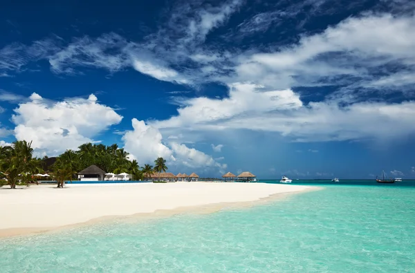 Bellissima spiaggia alle Maldive — Foto Stock