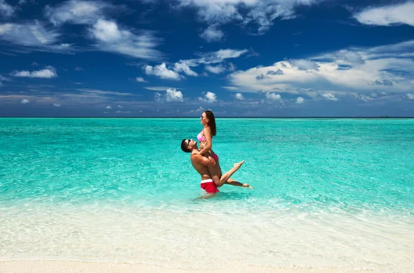 Casal em uma praia em Maldivas — Fotografia de Stock