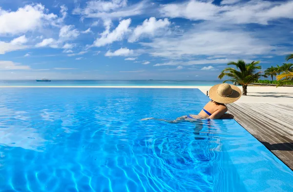 Mujer junto a la piscina — Foto de Stock