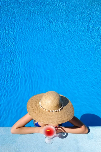 Frau am Pool mit kosmopolitischem Cocktail — Stockfoto