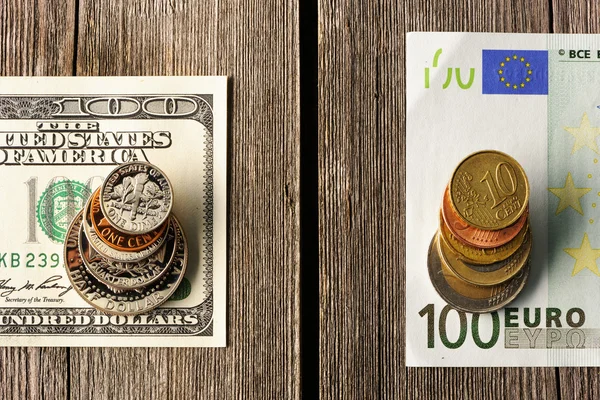 Bize ve euro para ahşap arka plan üzerinde — Stok fotoğraf