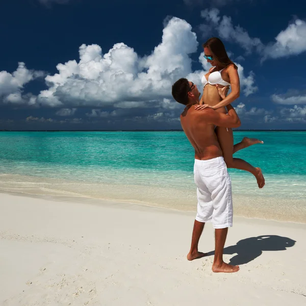 Pár na pláži na Maledivy — Stock fotografie