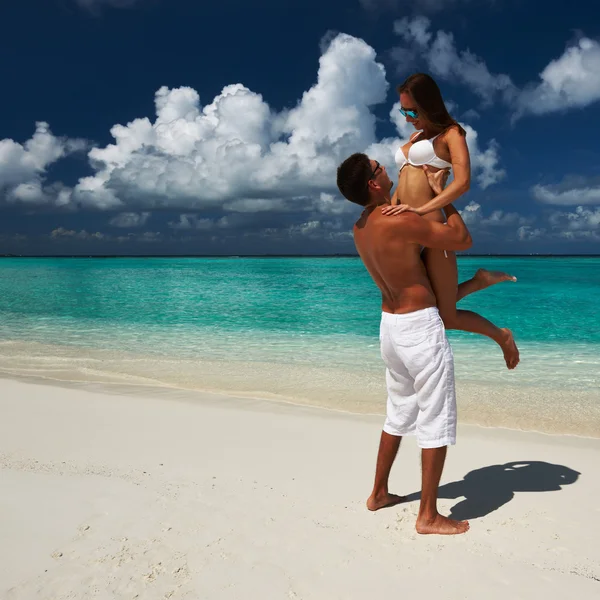 Koppel op een strand op de Malediven — Stockfoto