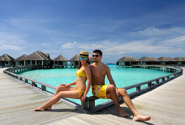 Couple sur une jetée de plage aux Maldives — Photo