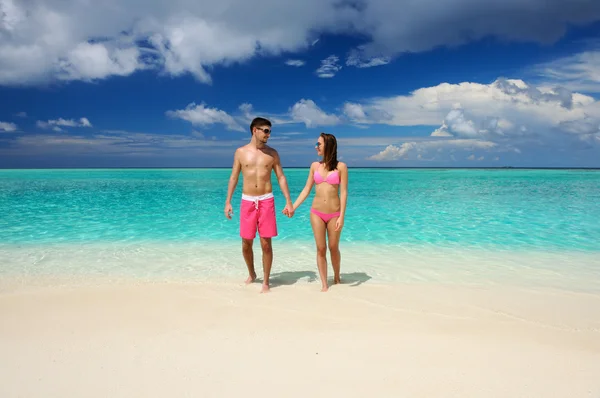 Casal em uma praia em Maldivas — Fotografia de Stock