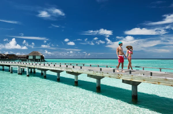 Par på en strand brygga på Maldiverna — Stockfoto