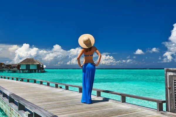 Woman on a beach jetty at Maldives — Stock Photo, Image