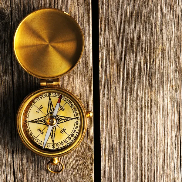 Antyczny kompas na drewniane tła — Zdjęcie stockowe