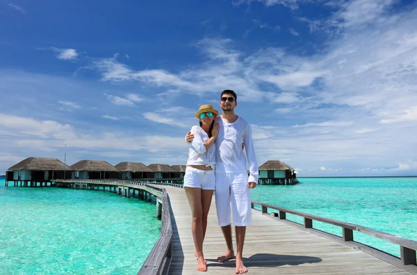 Couple on a beach jetty at Maldives — Stock Photo, Image