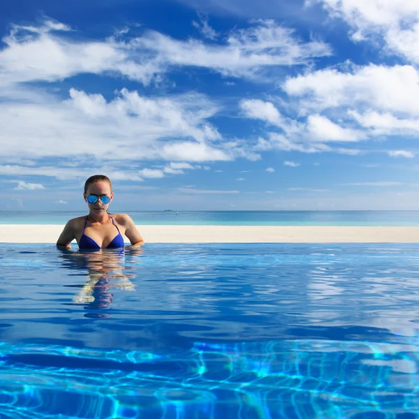 Mujer junto a la piscina — Foto de Stock