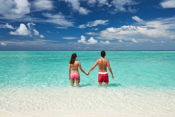 Пара на пляжі в Мальдіви — стокове фото