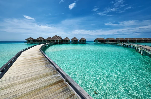 Praia bonita com bungalows de água — Fotografia de Stock