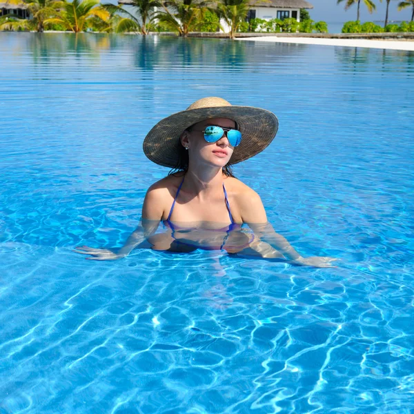 Mujer junto a la piscina — Foto de Stock