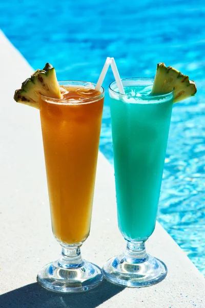 Cocktails perto da piscina — Fotografia de Stock