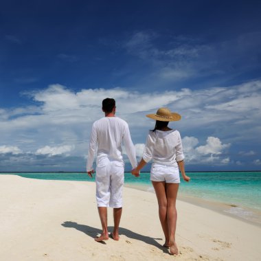 Maldivler bir plajda couple