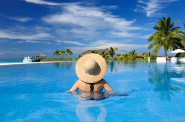 havuz kenarında kadın