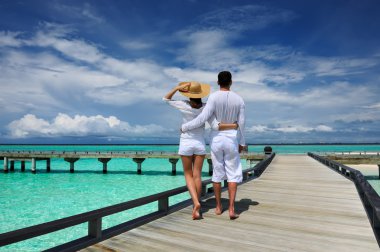Maldivler plaj iskeleye couple
