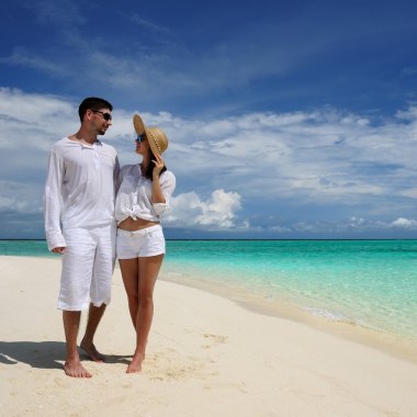 Maldivler bir plajda couple