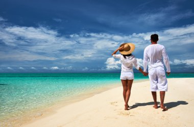 Maldivler bir plajda couple