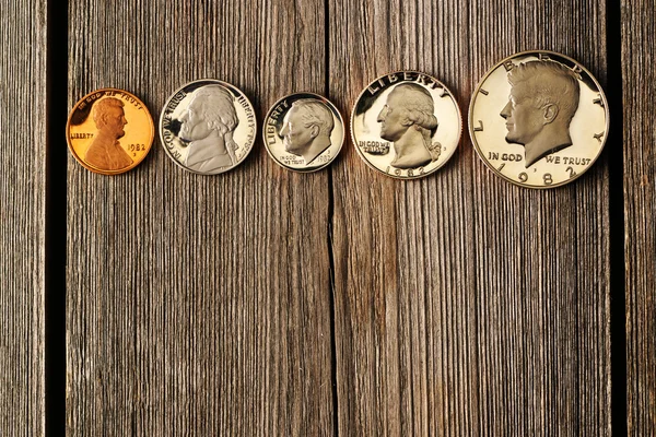 私たちの木製の背景上のセントの硬貨 — ストック写真